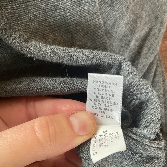 Banana Republic Men's Dark Gray V-Neck Sweater - Picture 4 of 4